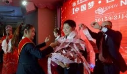 Nối tiền thành khăn quàng cổ trăm triệu thưởng cho nhân viên